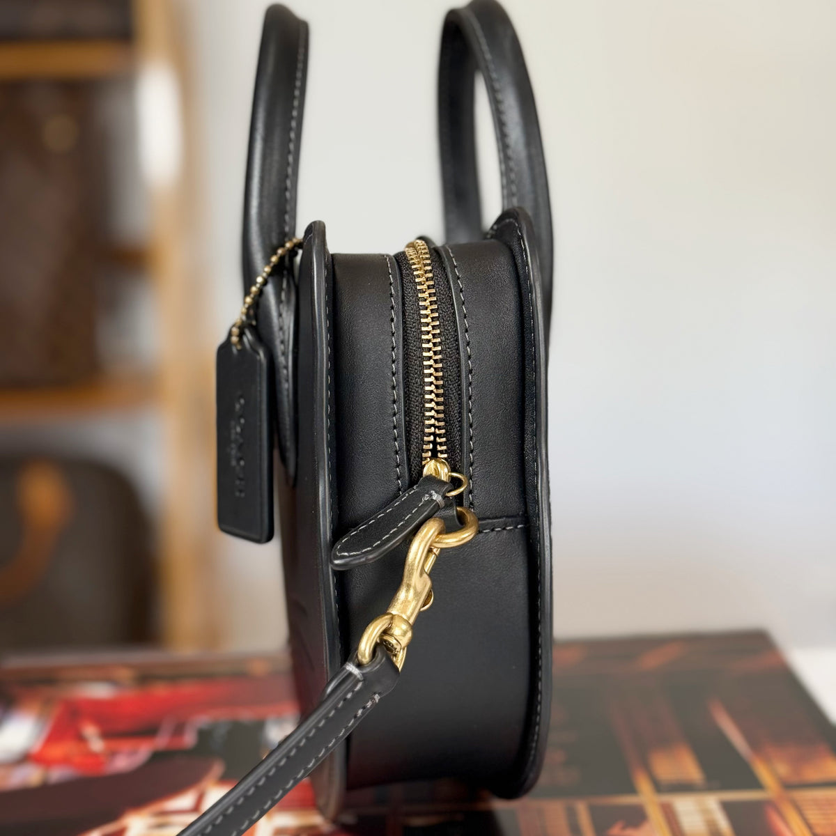 Coach CW615 Crossbody Bag Black Cat Leather Glovetanned 2025