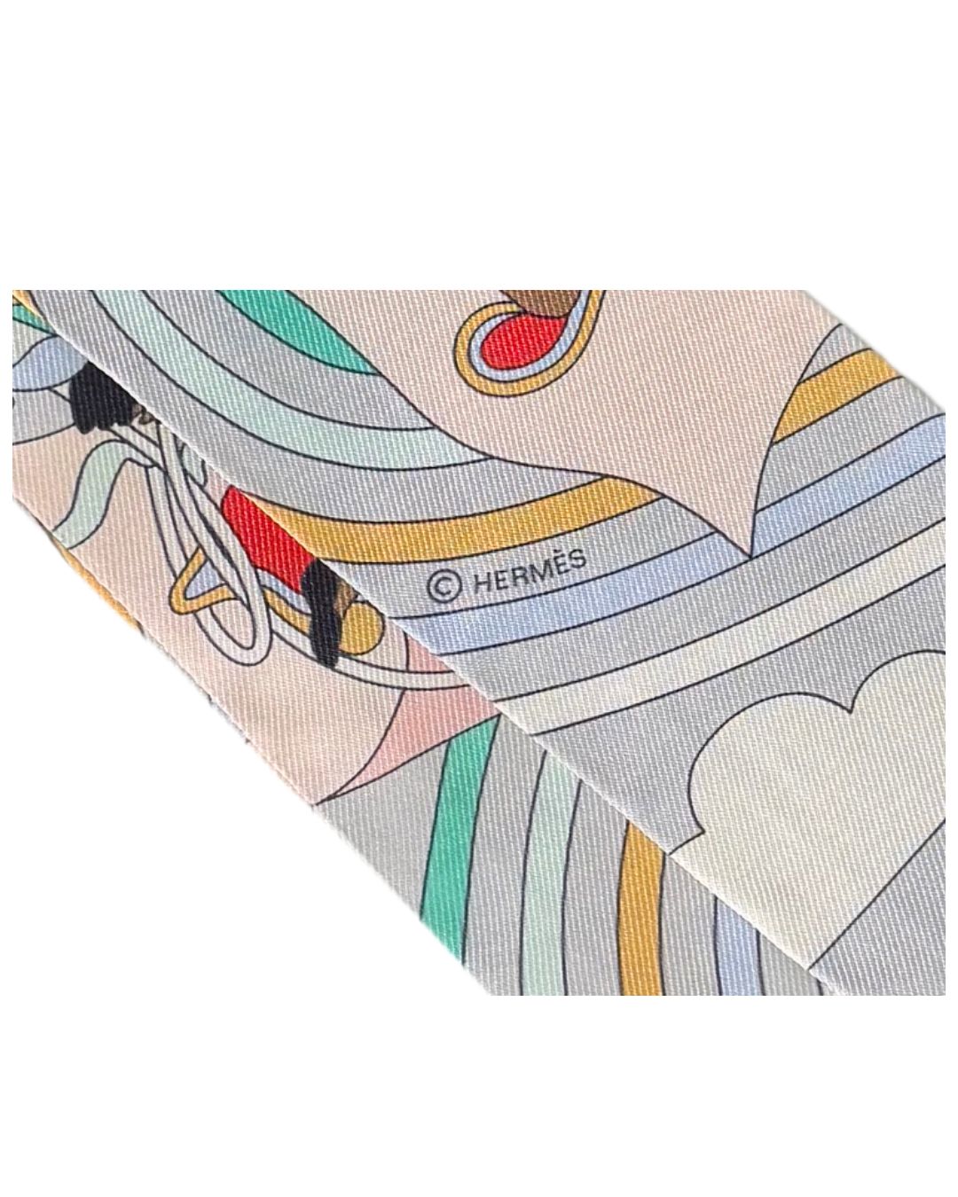 Hermès Carrés Volants Gris Perle Rose Pâle Grenadine Silk Twilly Scarf